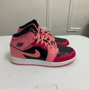 women’s air jordan 1 mid. size 6Y
